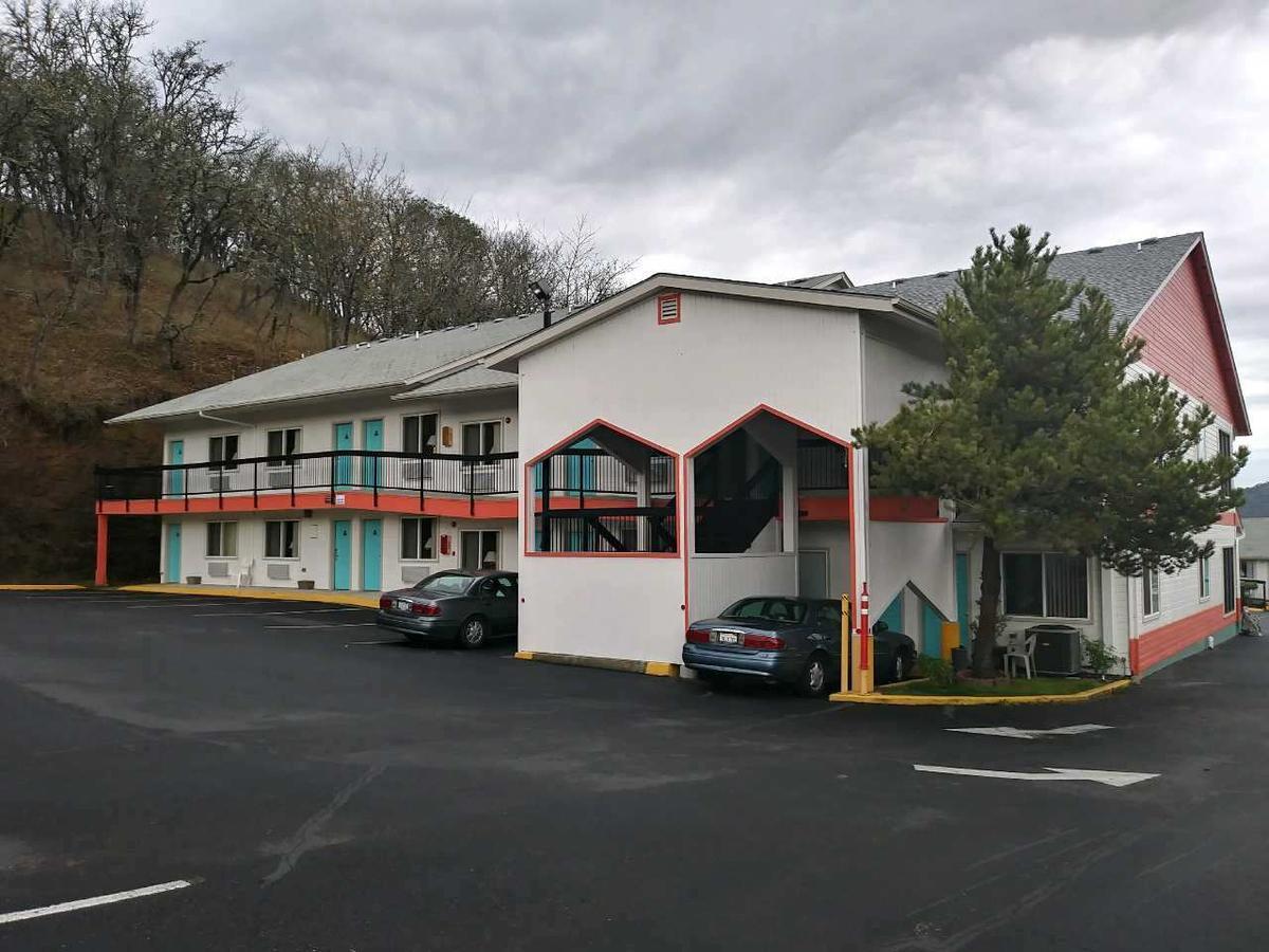 Howard Johnson By Wyndham Roseburg Hotel Exterior foto